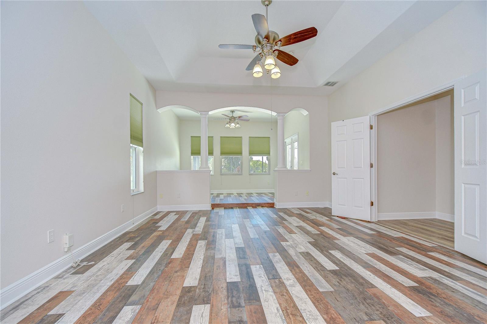 Listing photo id 17 for 918 John Cressler Drive