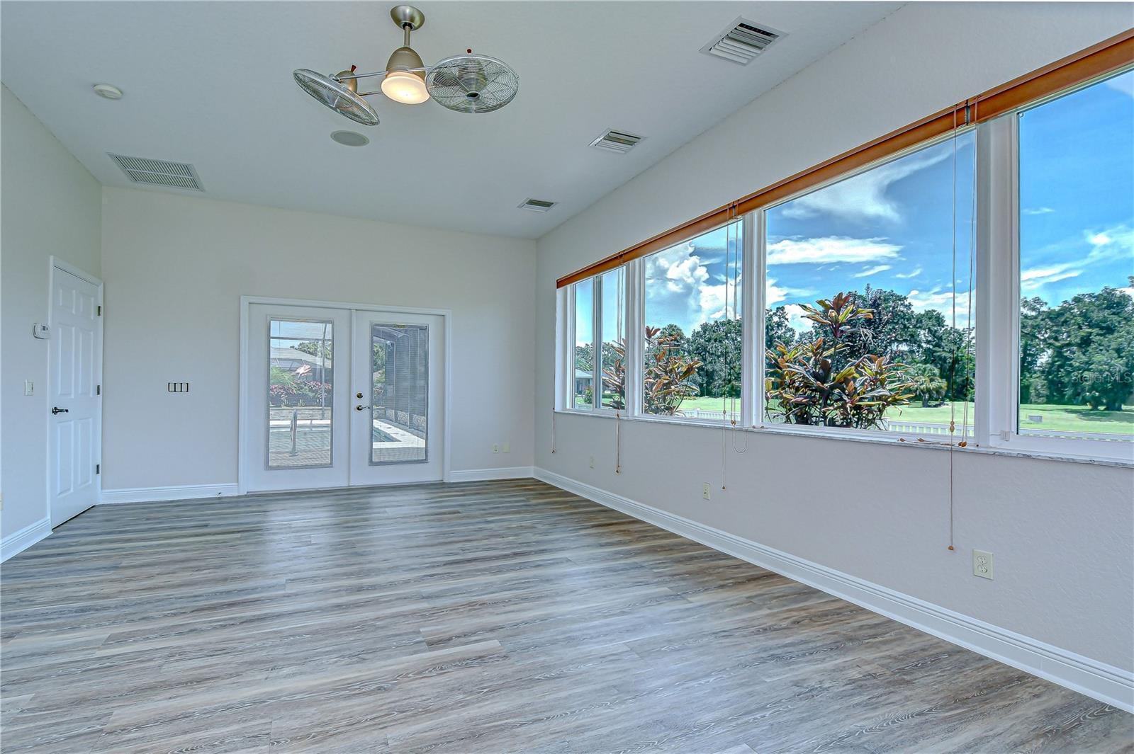 Listing photo id 29 for 918 John Cressler Drive
