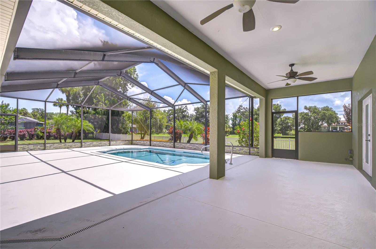 Listing photo id 37 for 918 John Cressler Drive