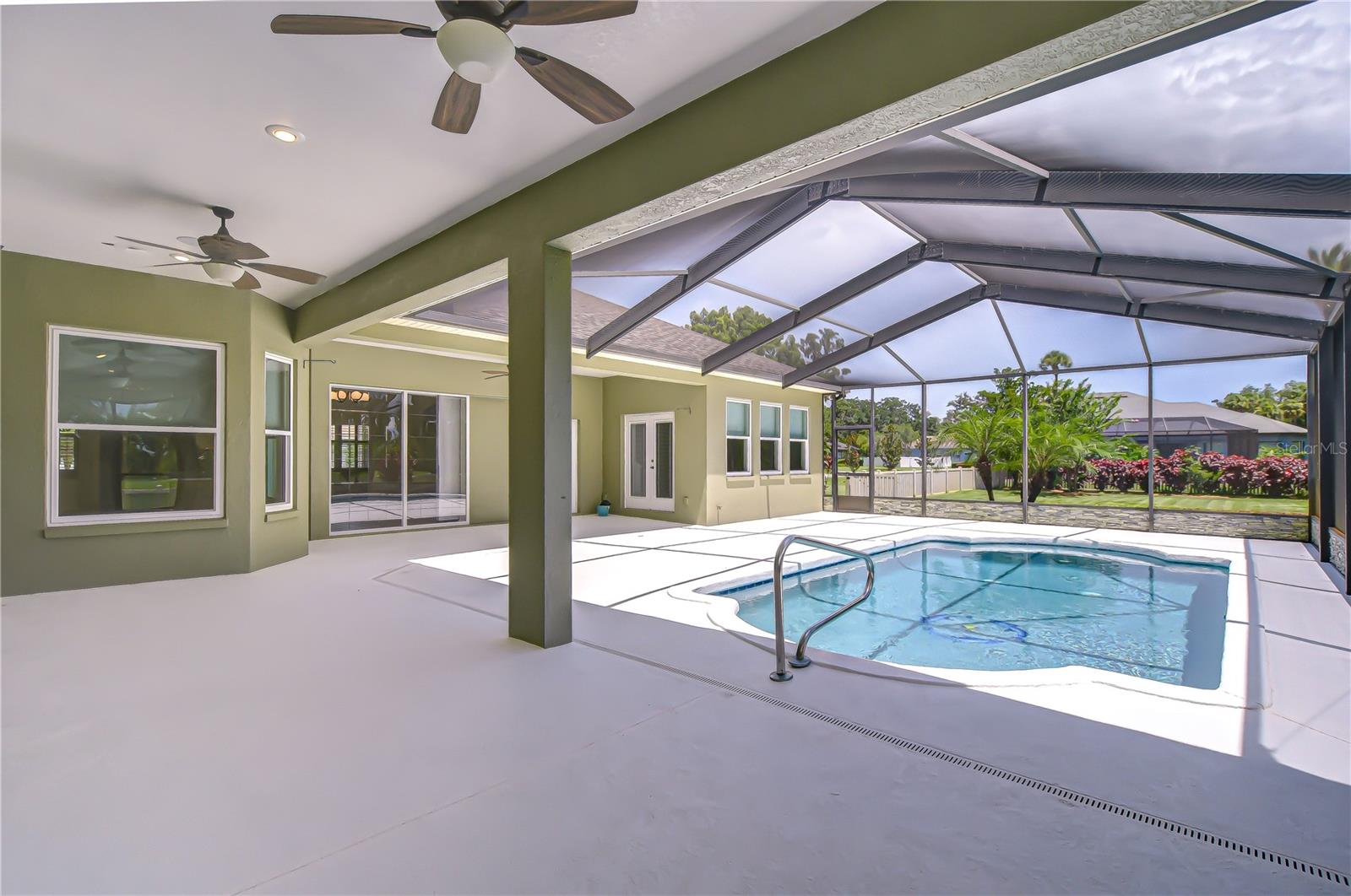 Listing photo id 4 for 918 John Cressler Drive