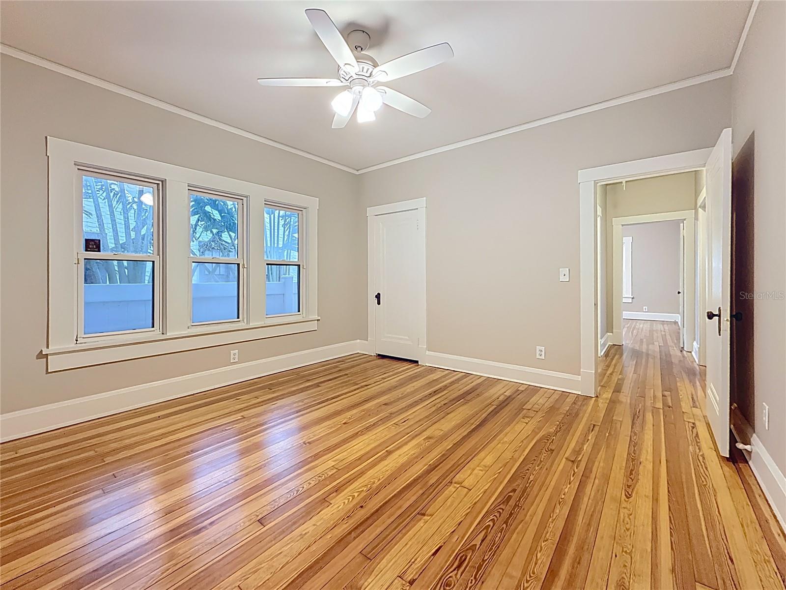 Listing photo id 10 for 4595 9th Avenue N