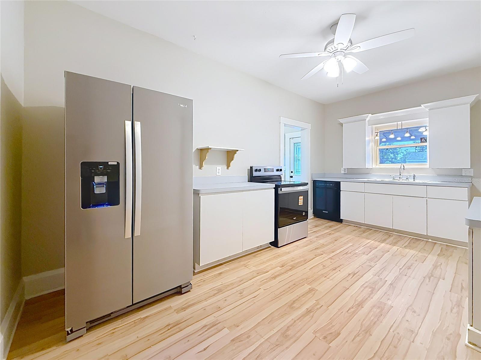Listing photo id 13 for 4595 9th Avenue N