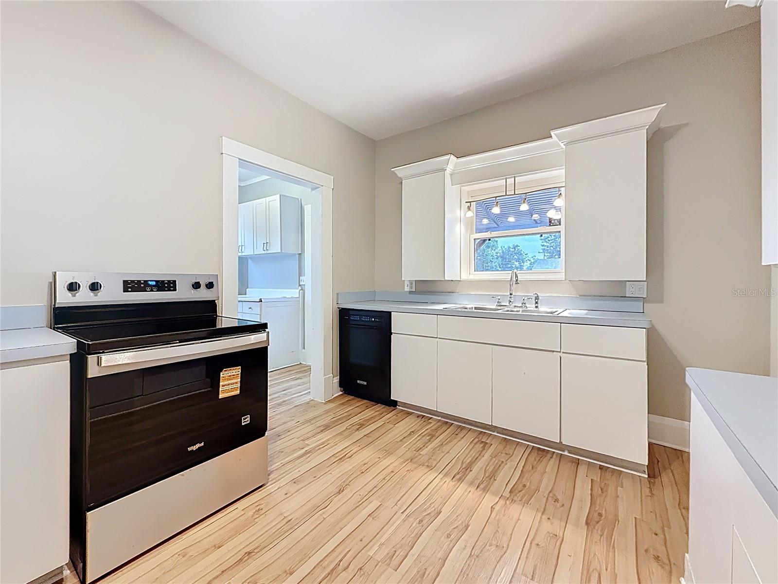 Listing photo id 14 for 4595 9th Avenue N