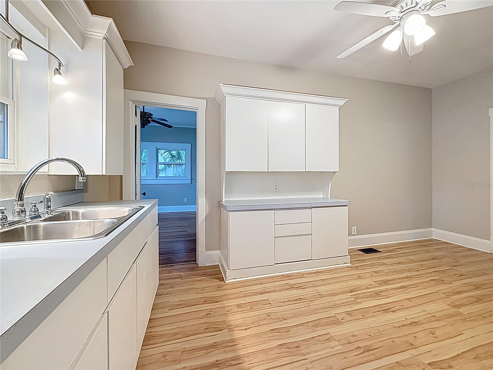 Listing photo id 15 for 4595 9th Avenue N
