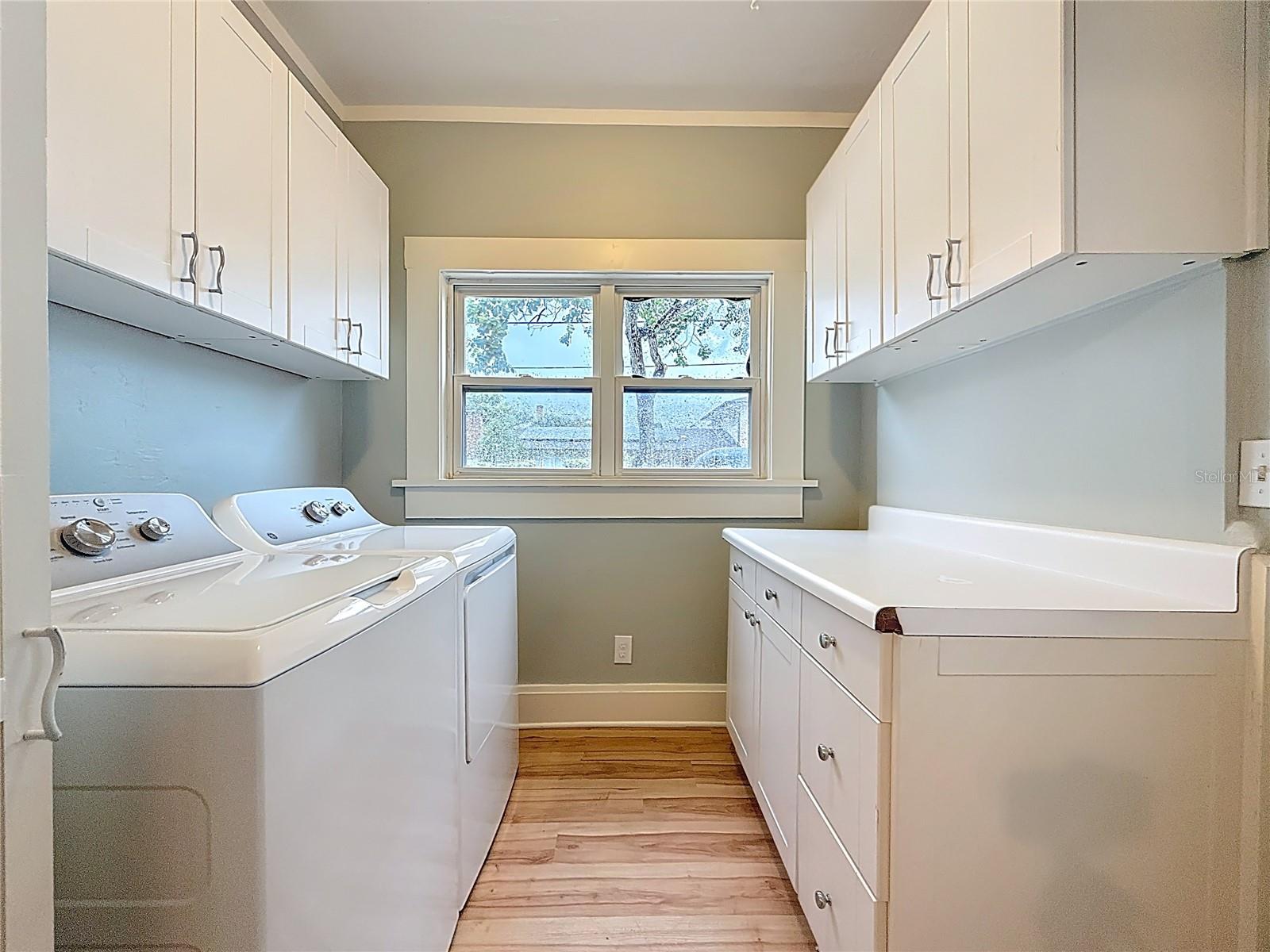 Listing photo id 18 for 4595 9th Avenue N