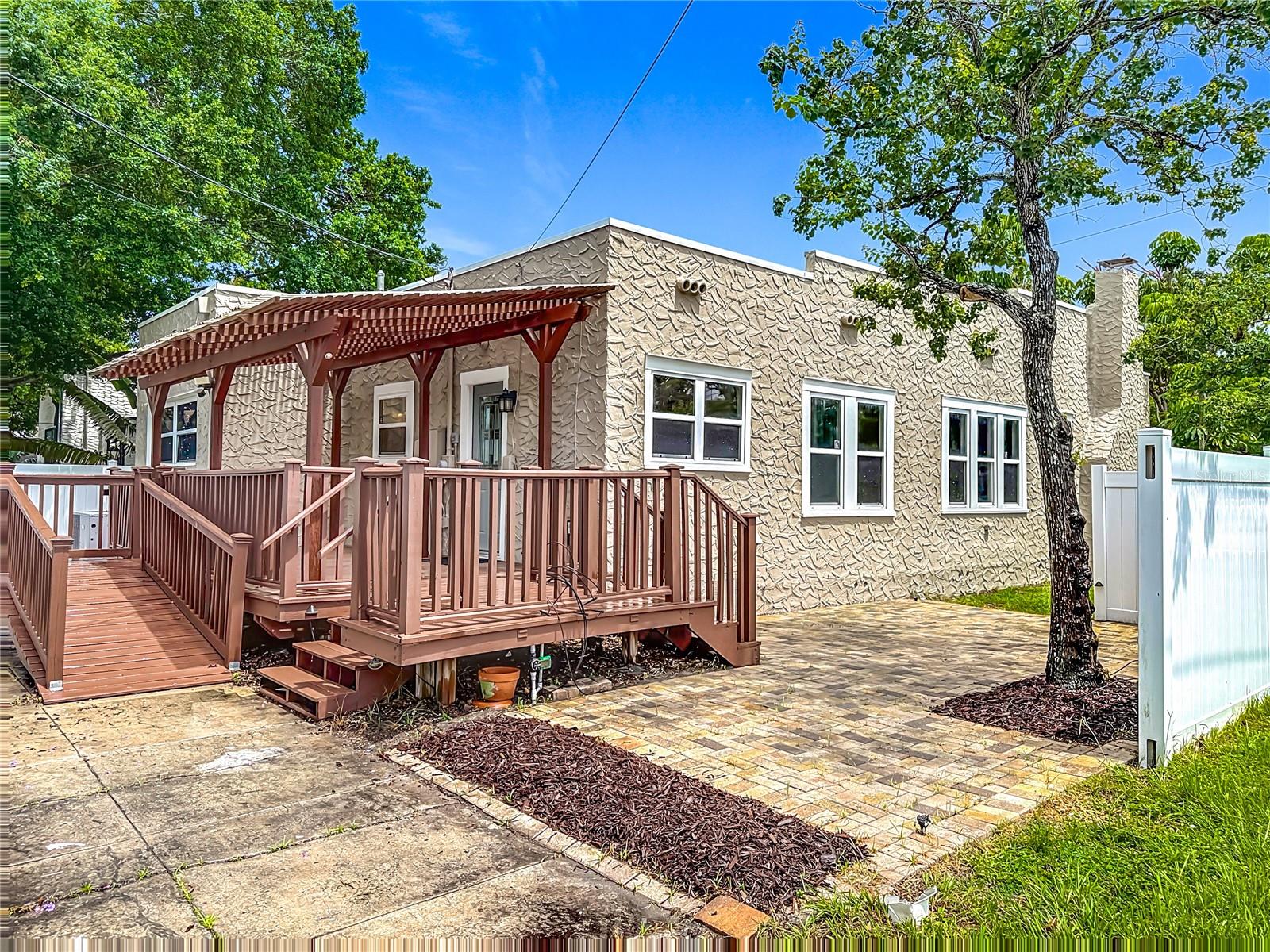 Listing photo id 23 for 4595 9th Avenue N