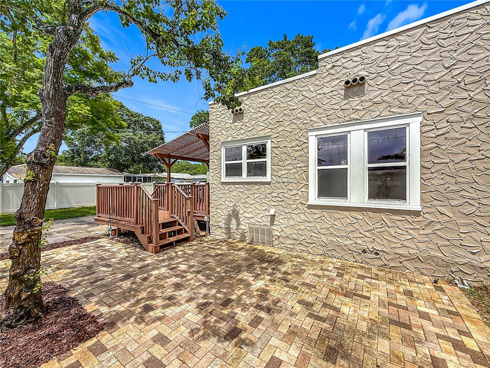Listing photo id 24 for 4595 9th Avenue N