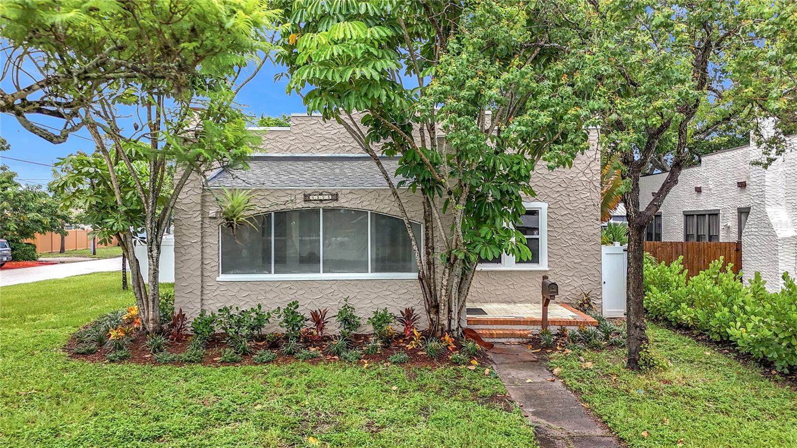 Listing photo id 27 for 4595 9th Avenue N