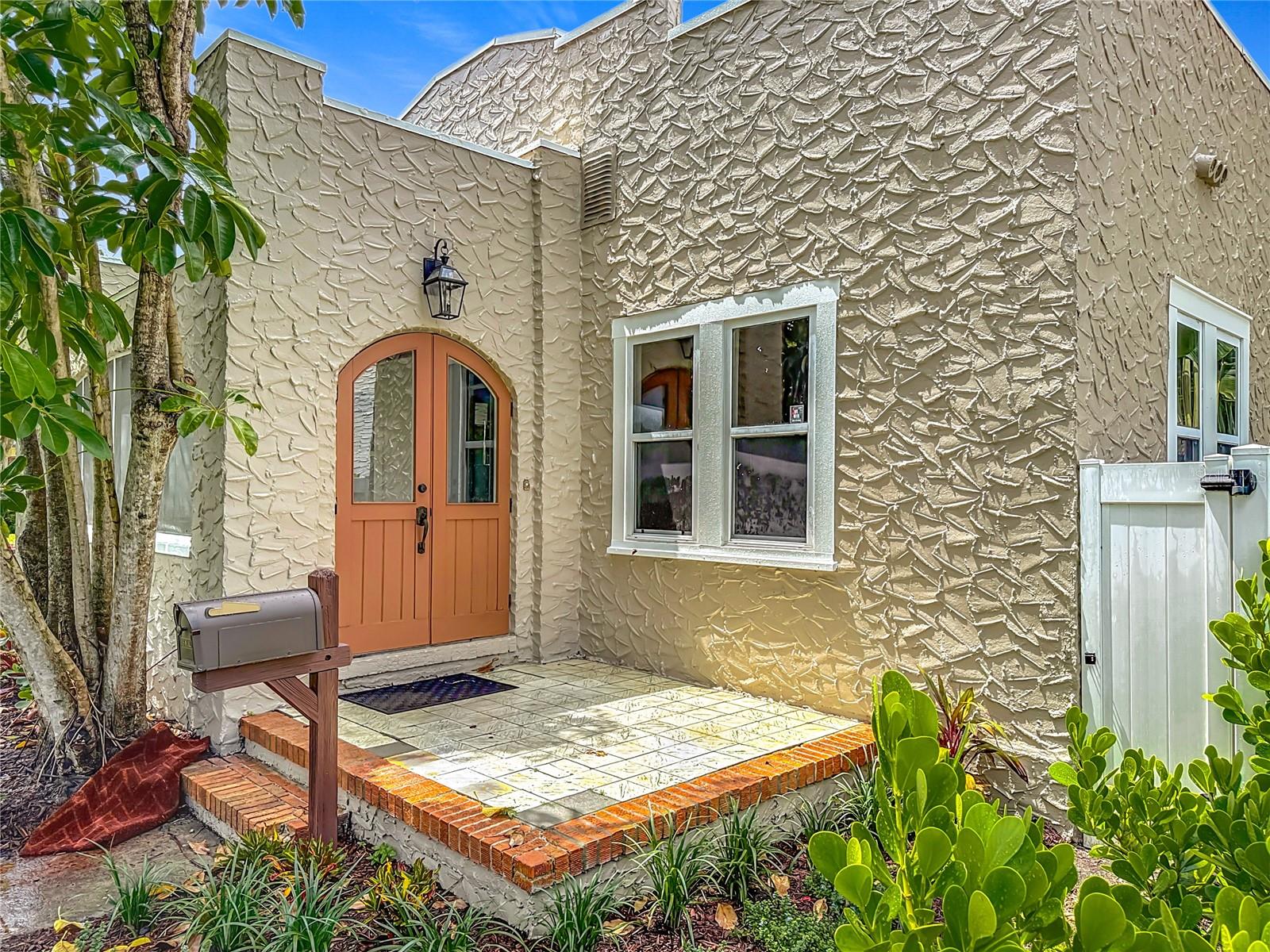 Listing photo id 28 for 4595 9th Avenue N