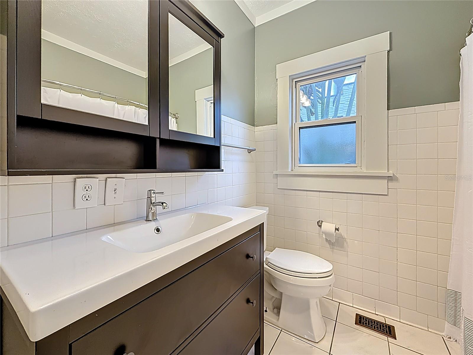 Listing photo id 31 for 4595 9th Avenue N