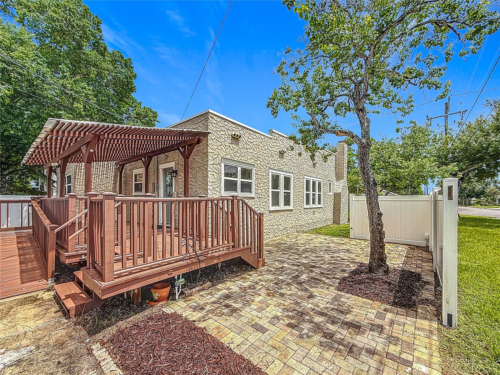 Listing photo id 33 for 4595 9th Avenue N