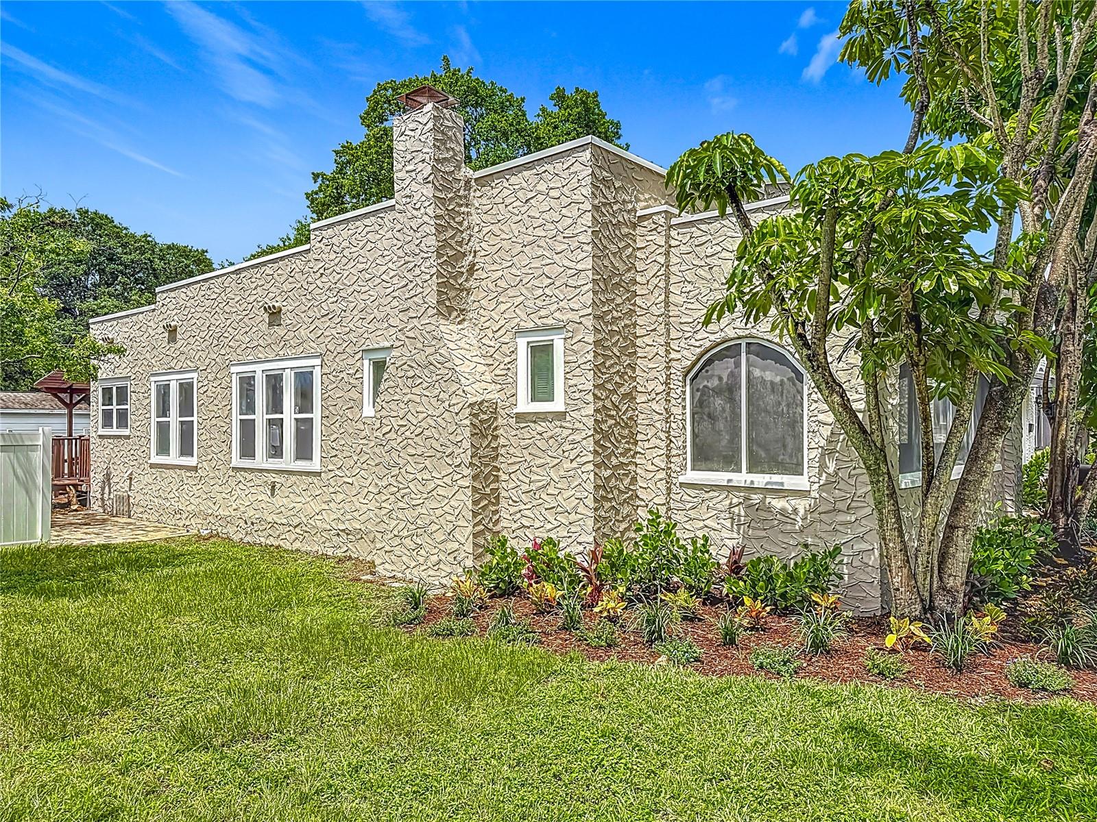 Listing photo id 34 for 4595 9th Avenue N