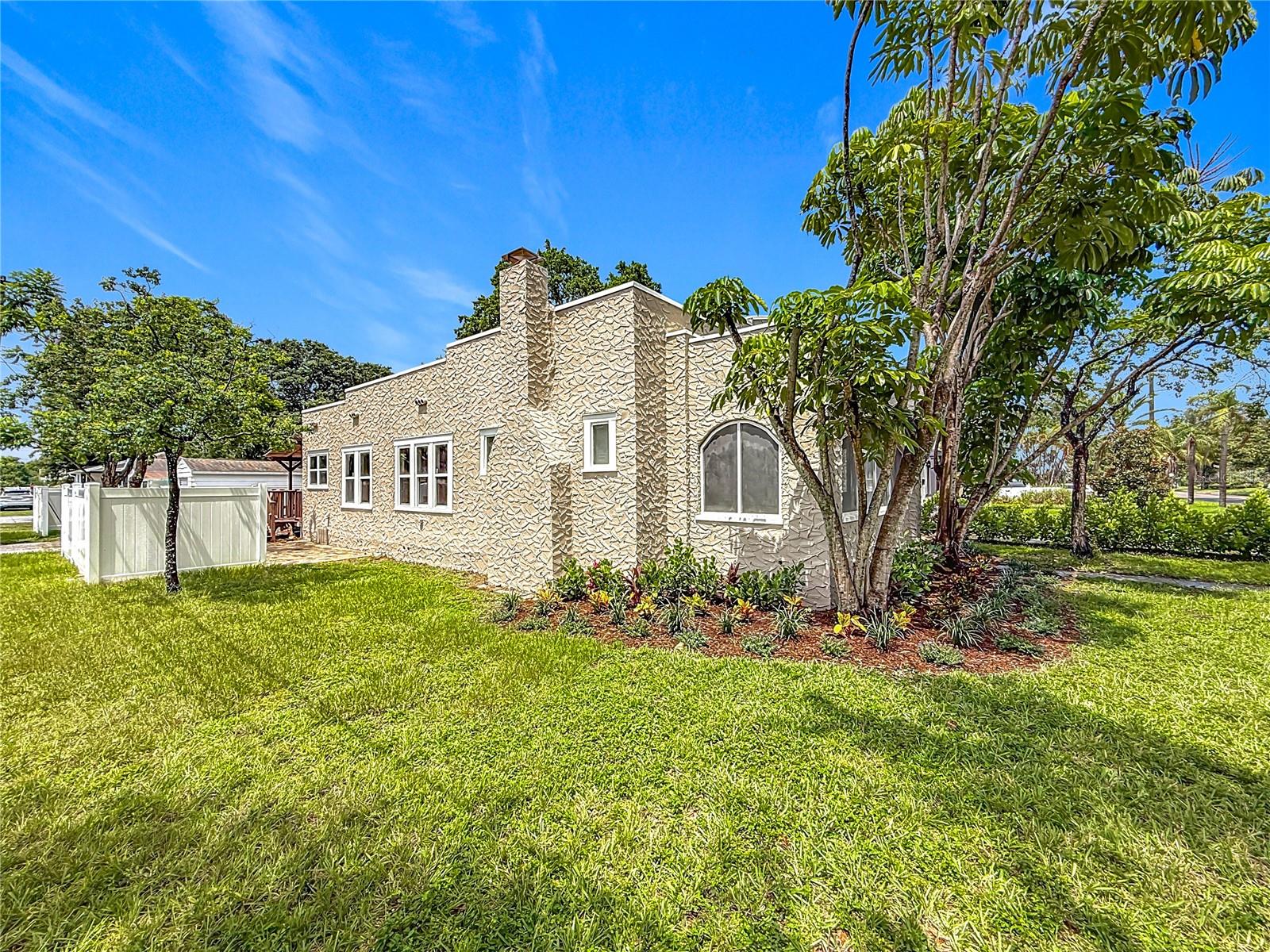 Listing photo id 44 for 4595 9th Avenue N