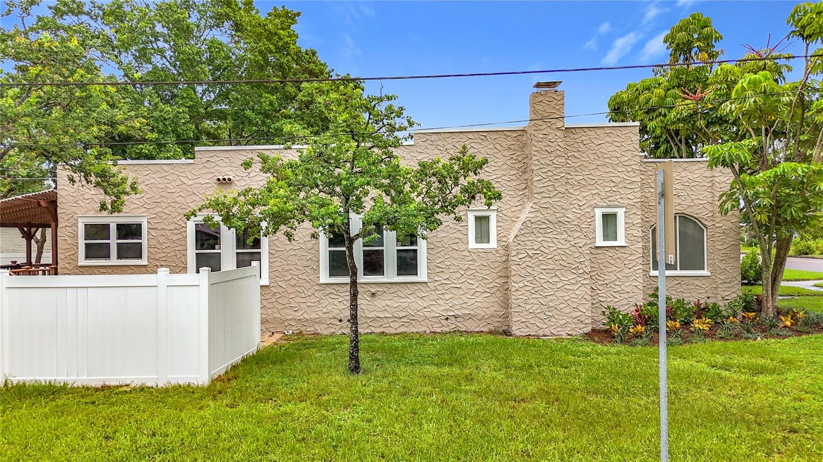 Listing photo id 47 for 4595 9th Avenue N