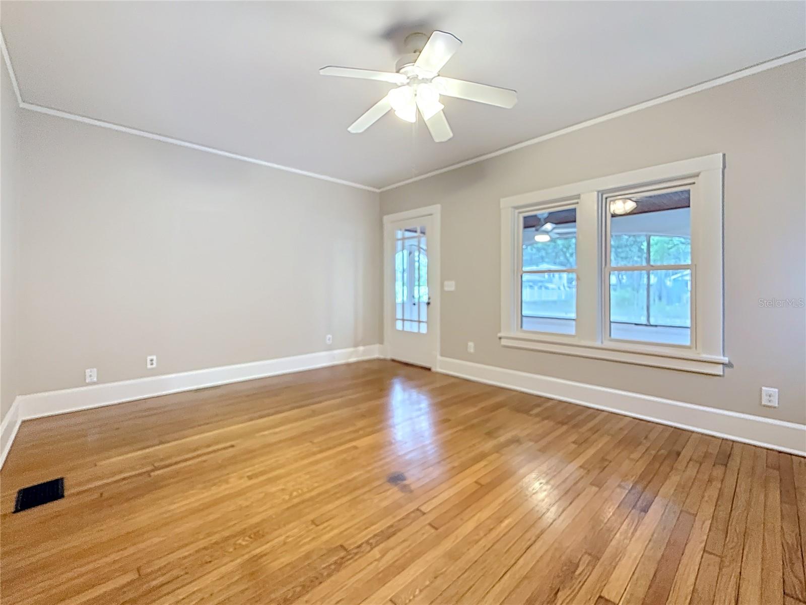 Listing photo id 60 for 4595 9th Avenue N