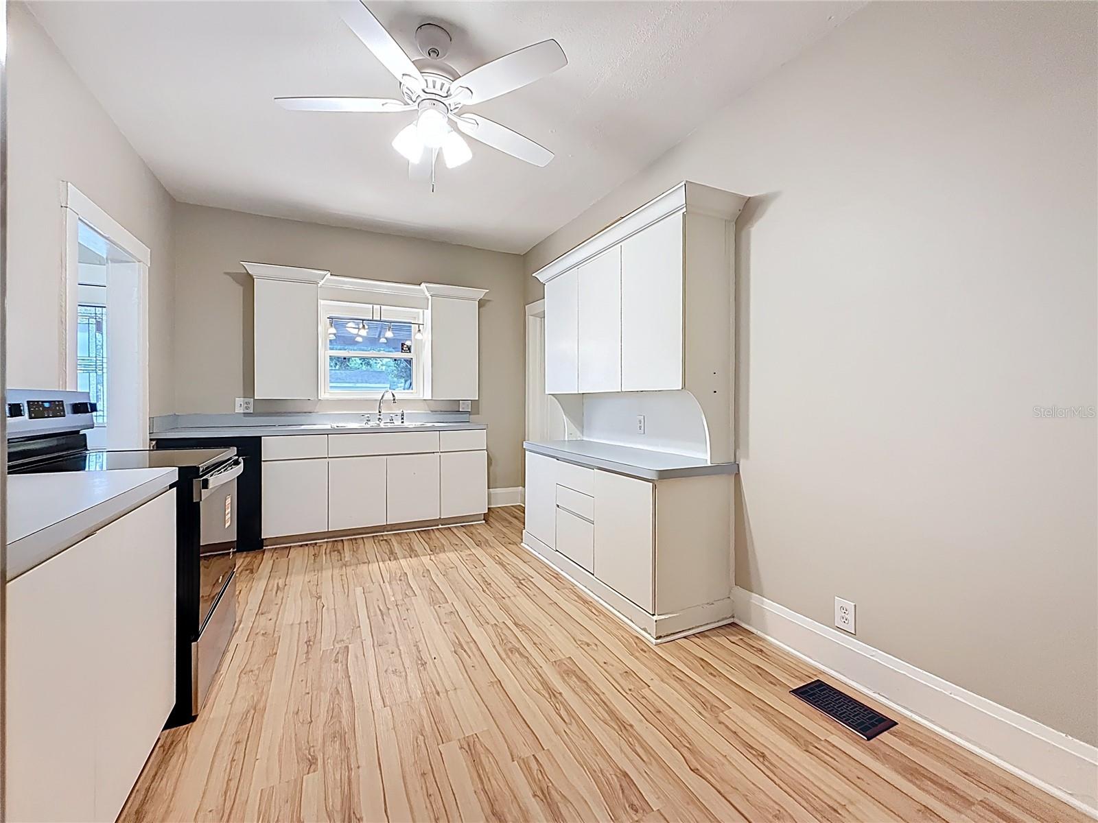 Listing photo id 64 for 4595 9th Avenue N