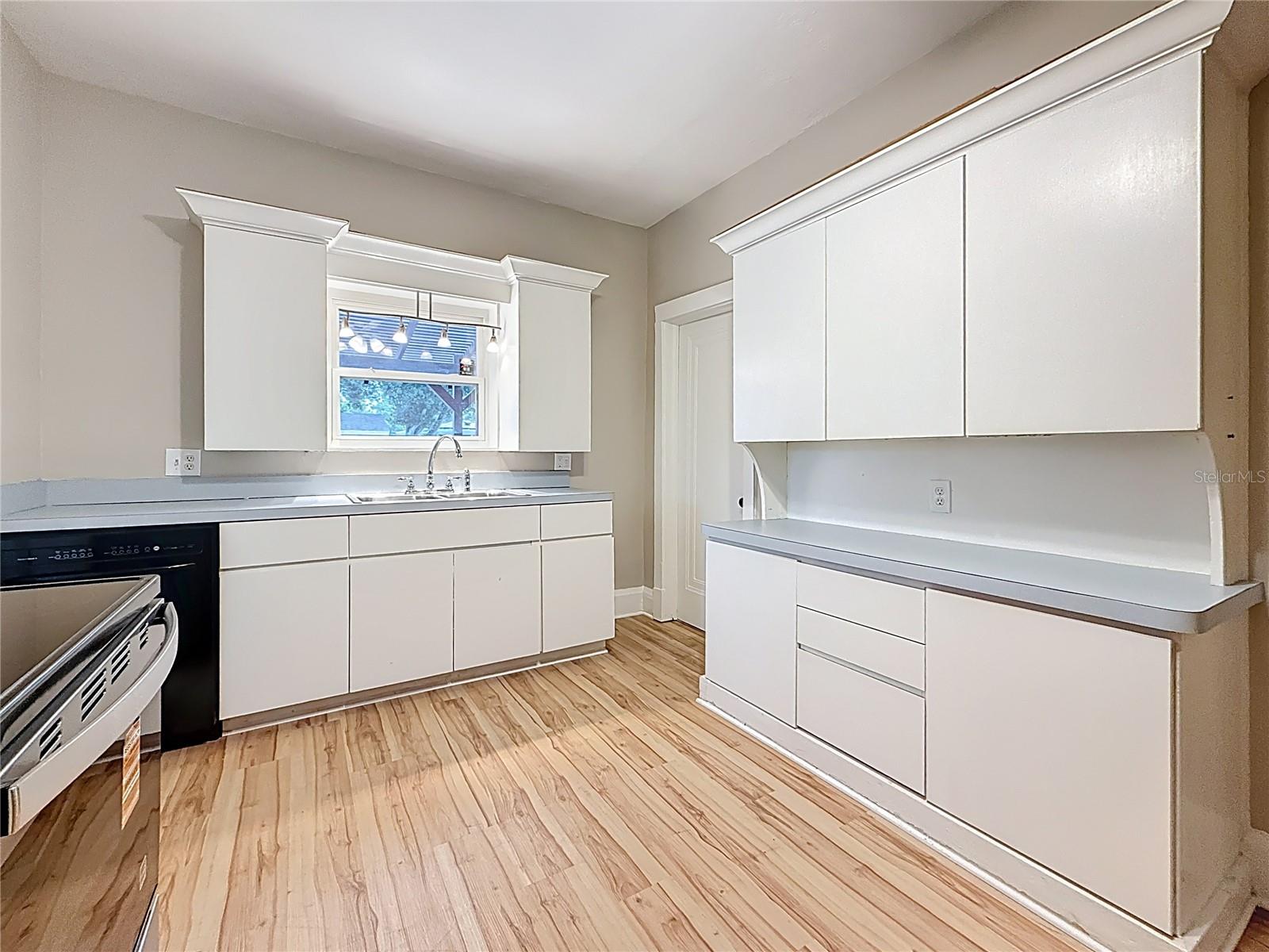 Listing photo id 65 for 4595 9th Avenue N