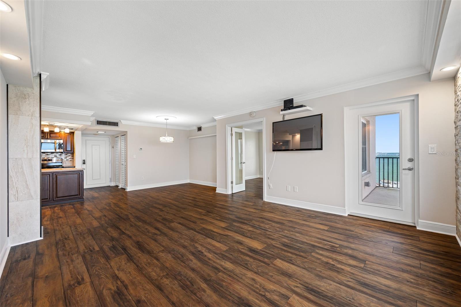 Image 17 of 71 For 5220 Brittany Drive S 1409