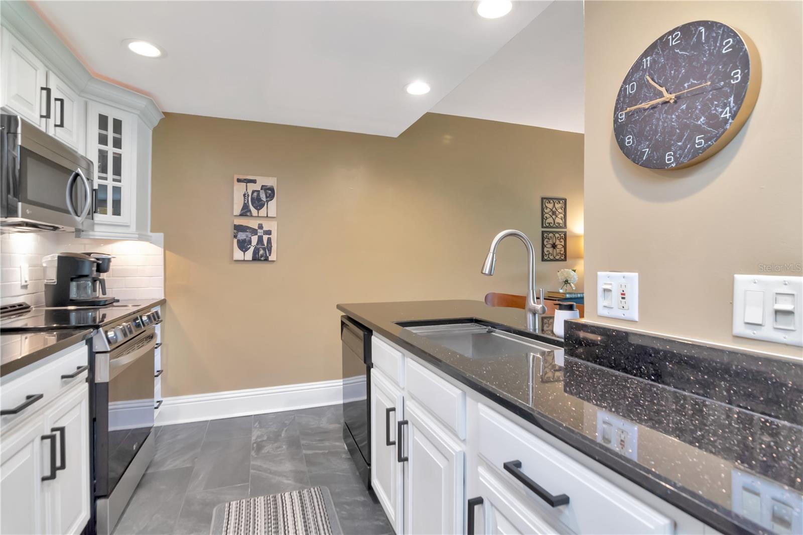 Image 9 of 52 For 4141 Bayshore Boulevard 304