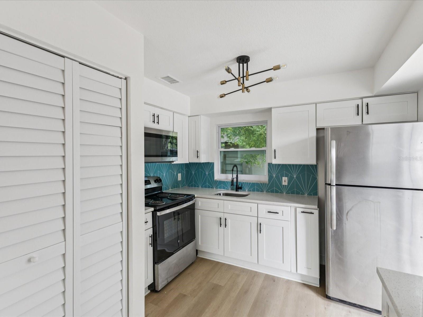 Image 4 of 31 For 1421 Seward Street