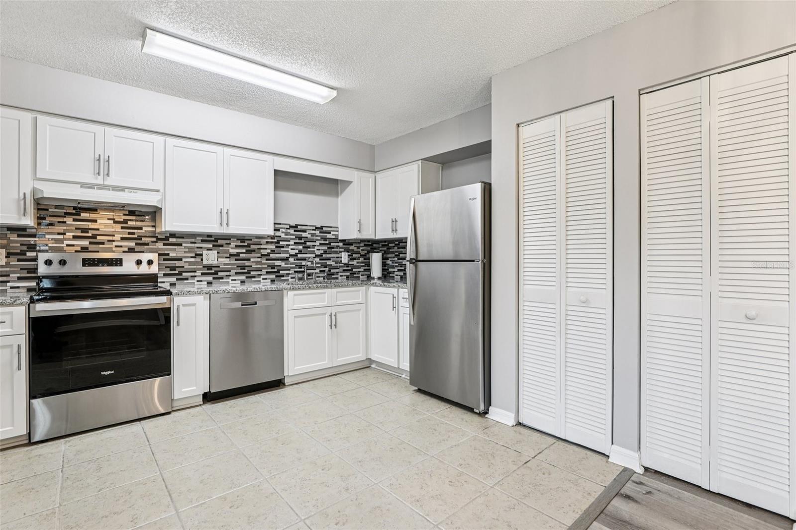 Image 11 of 29 For 923 April Hills Boulevard