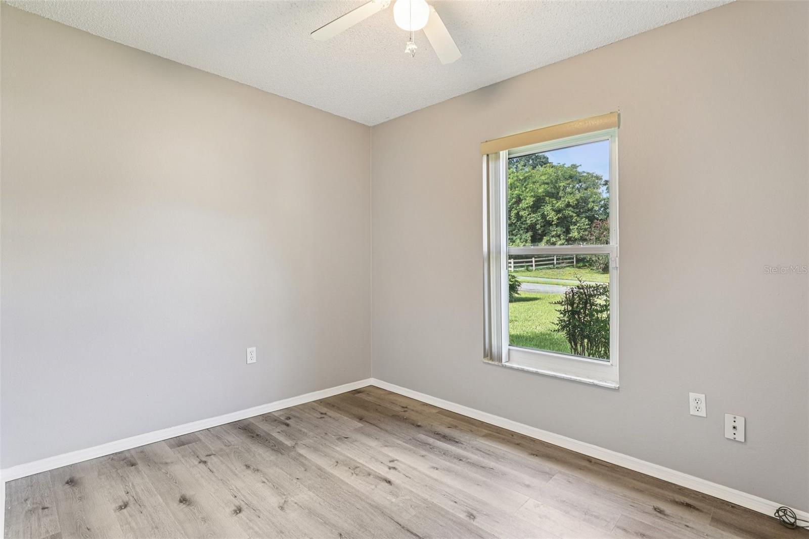 Image 14 of 29 For 923 April Hills Boulevard