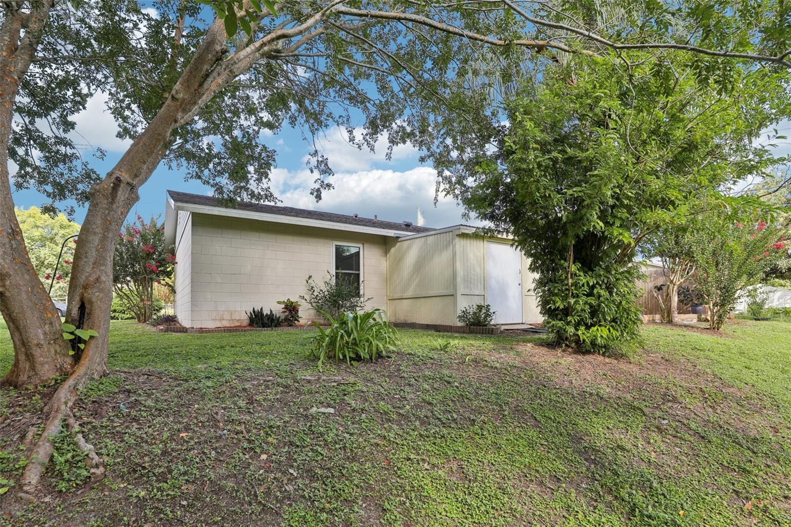 Image 23 of 29 For 923 April Hills Boulevard
