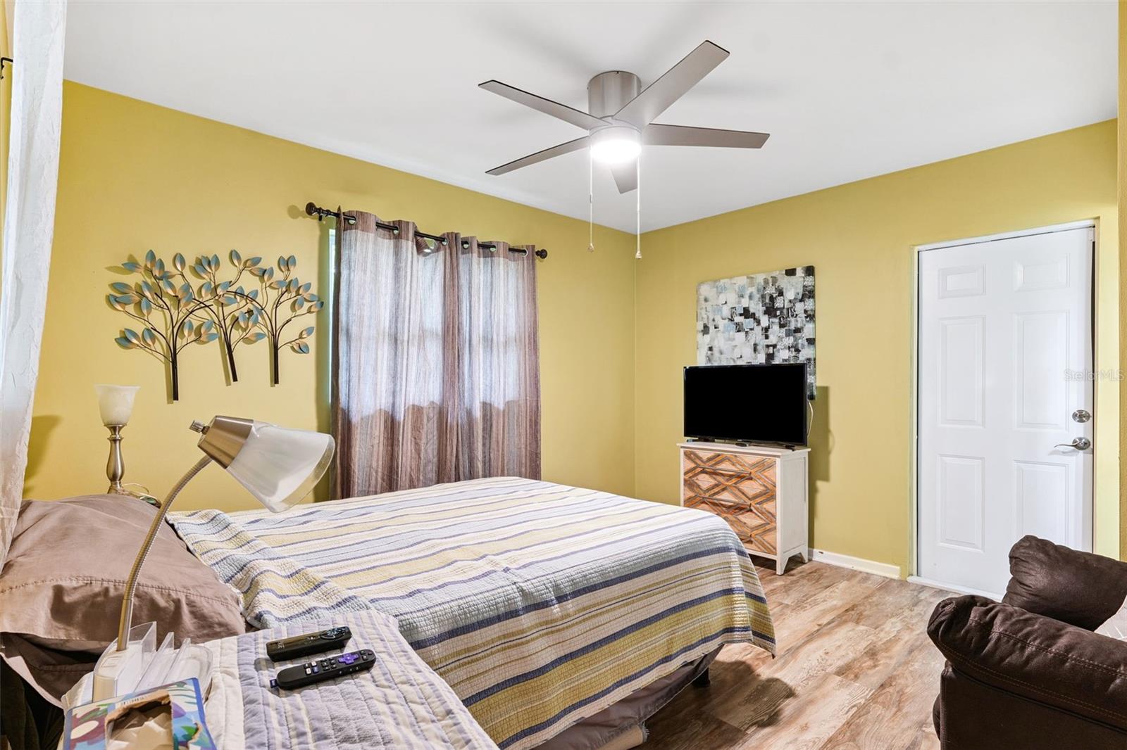 Listing photo id 14 for 1321 Lynn Avenue
