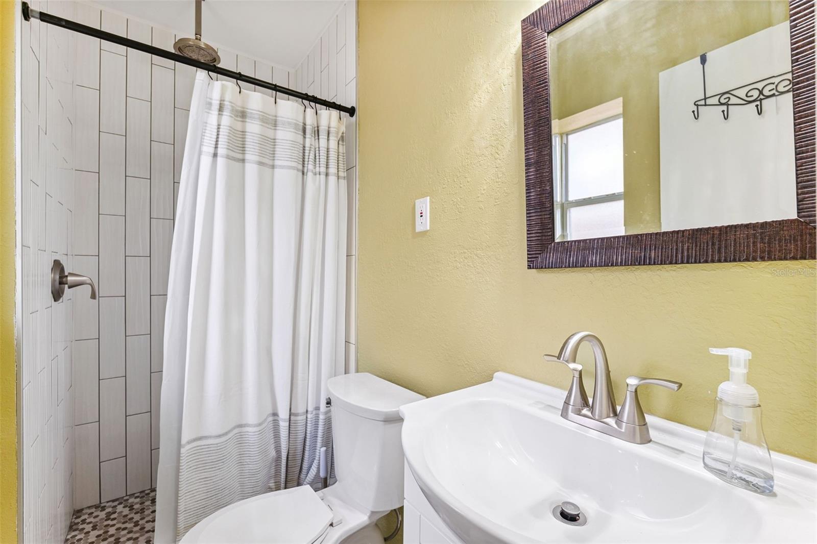 Listing photo id 15 for 1321 Lynn Avenue