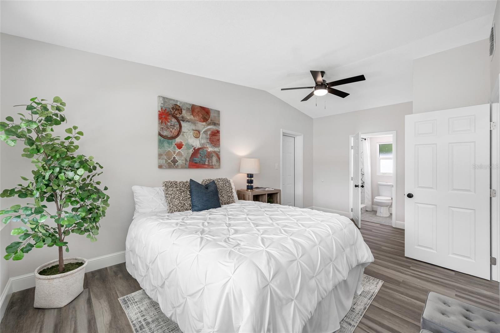 Listing photo id 15 for 3430 72nd Street N