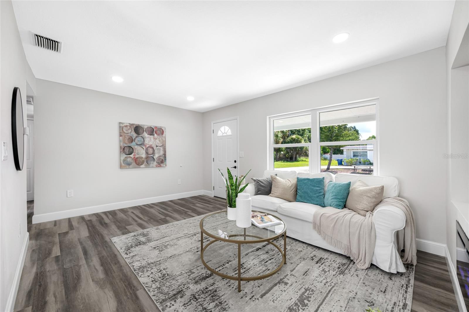 Listing photo id 2 for 3430 72nd Street N
