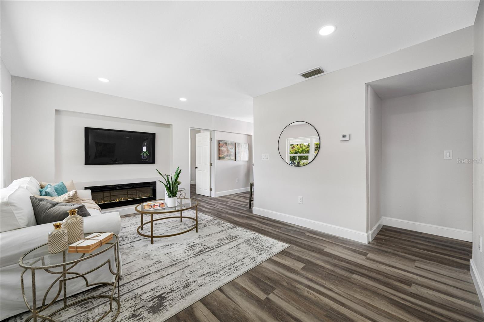 Listing photo id 3 for 3430 72nd Street N
