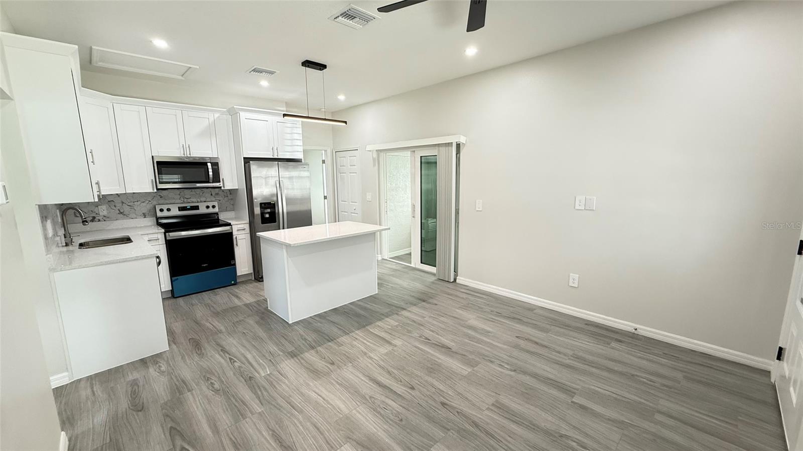 Image 10 of 24 For 37542 Eiland Boulevard B