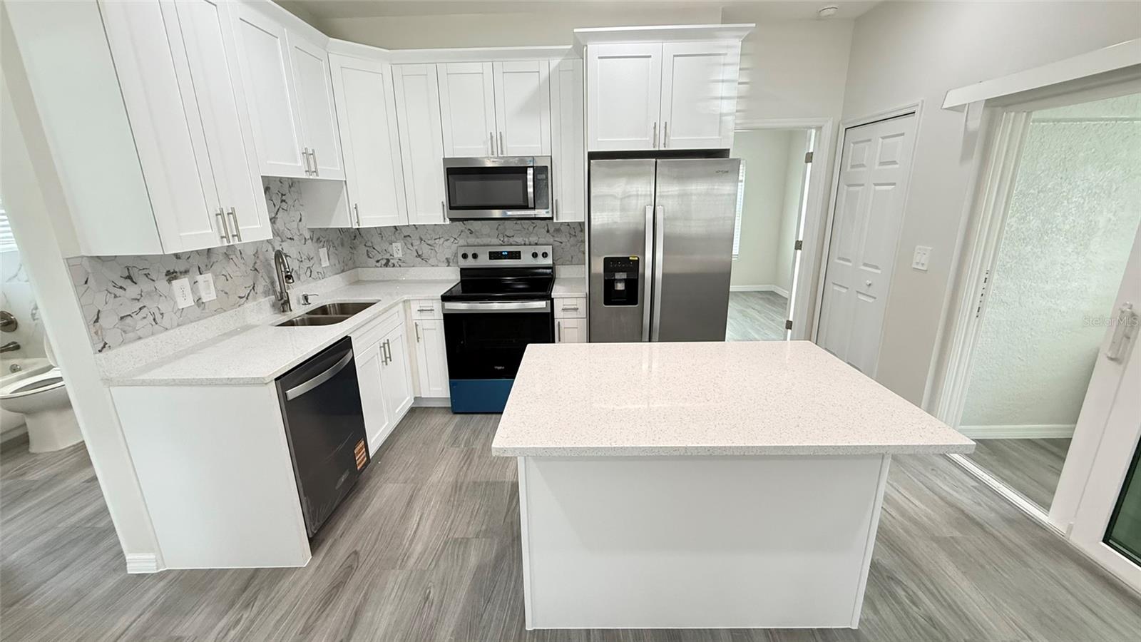 Image 11 of 24 For 37542 Eiland Boulevard B