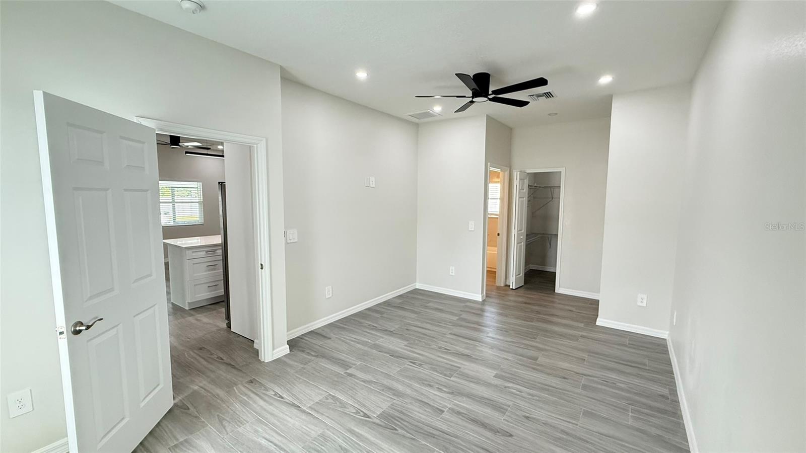 Image 16 of 24 For 37542 Eiland Boulevard B
