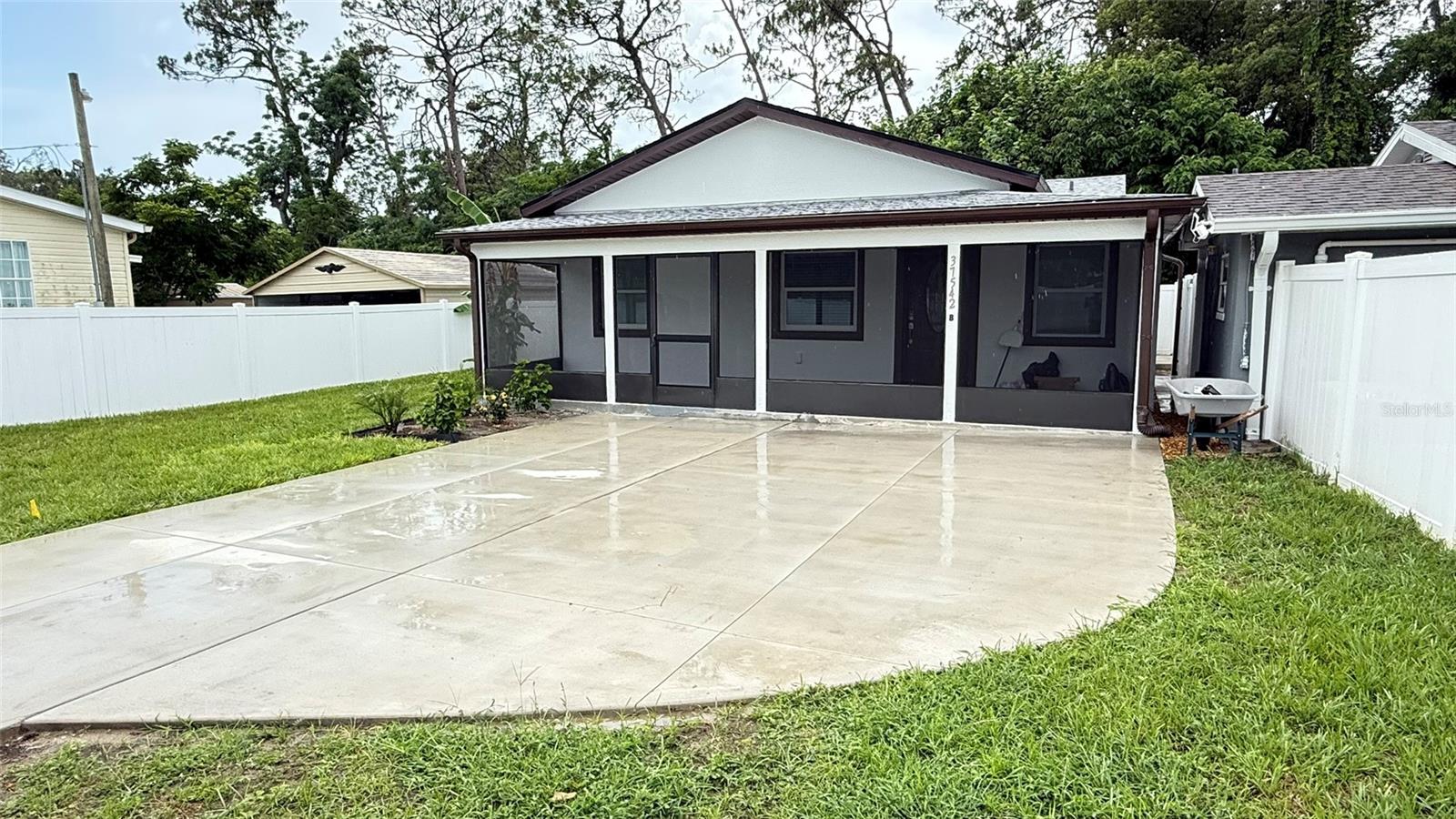 Image 2 of 24 For 37542 Eiland Boulevard B