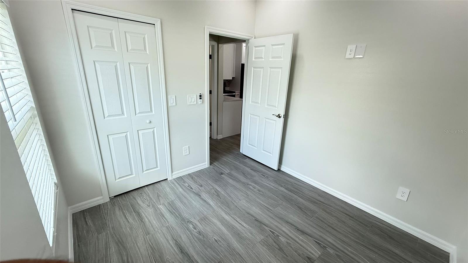 Image 21 of 24 For 37542 Eiland Boulevard B
