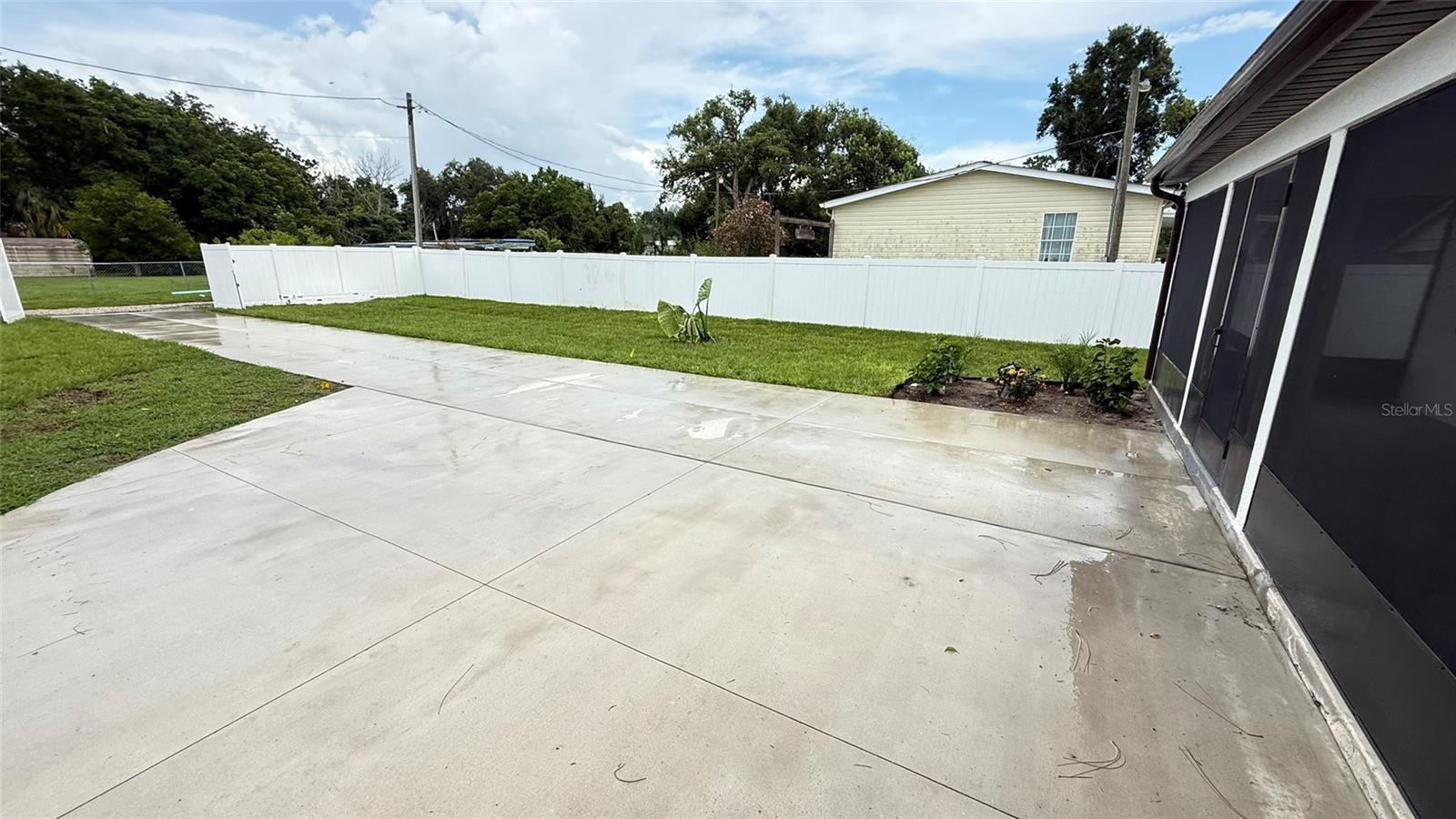 Image 4 of 24 For 37542 Eiland Boulevard B