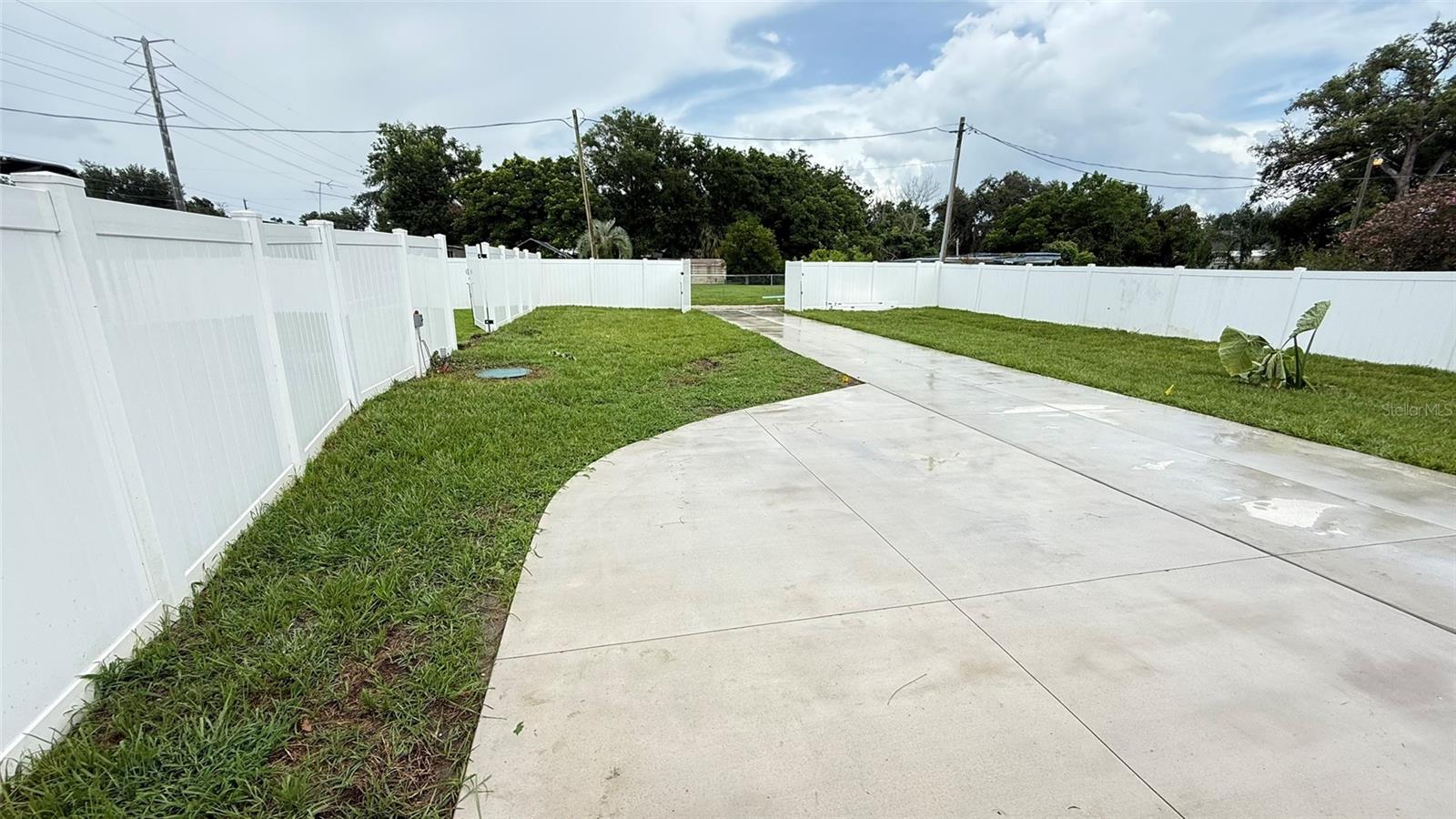 Image 5 of 24 For 37542 Eiland Boulevard B