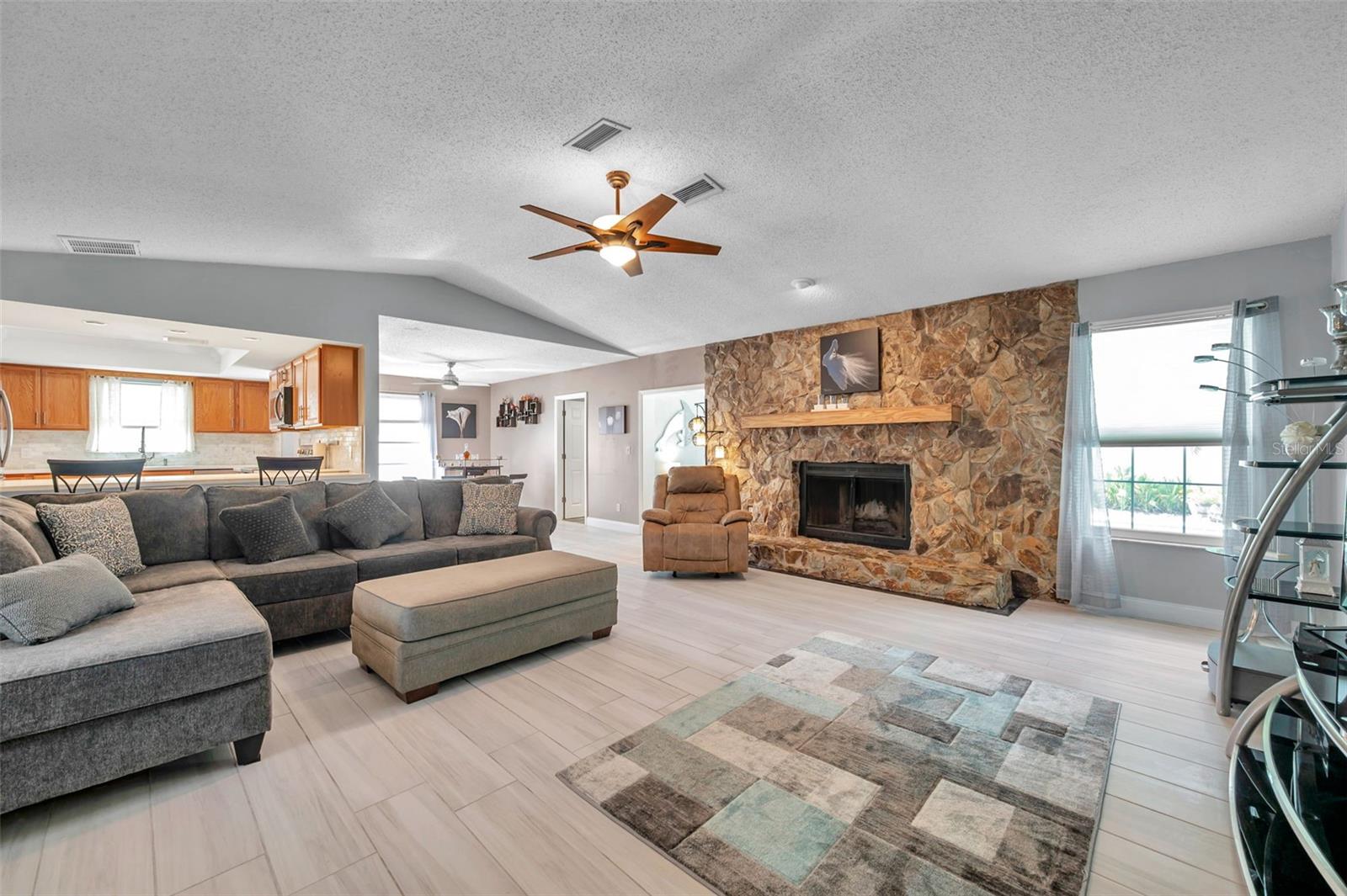 Listing photo id 18 for 11524 124th Terrace