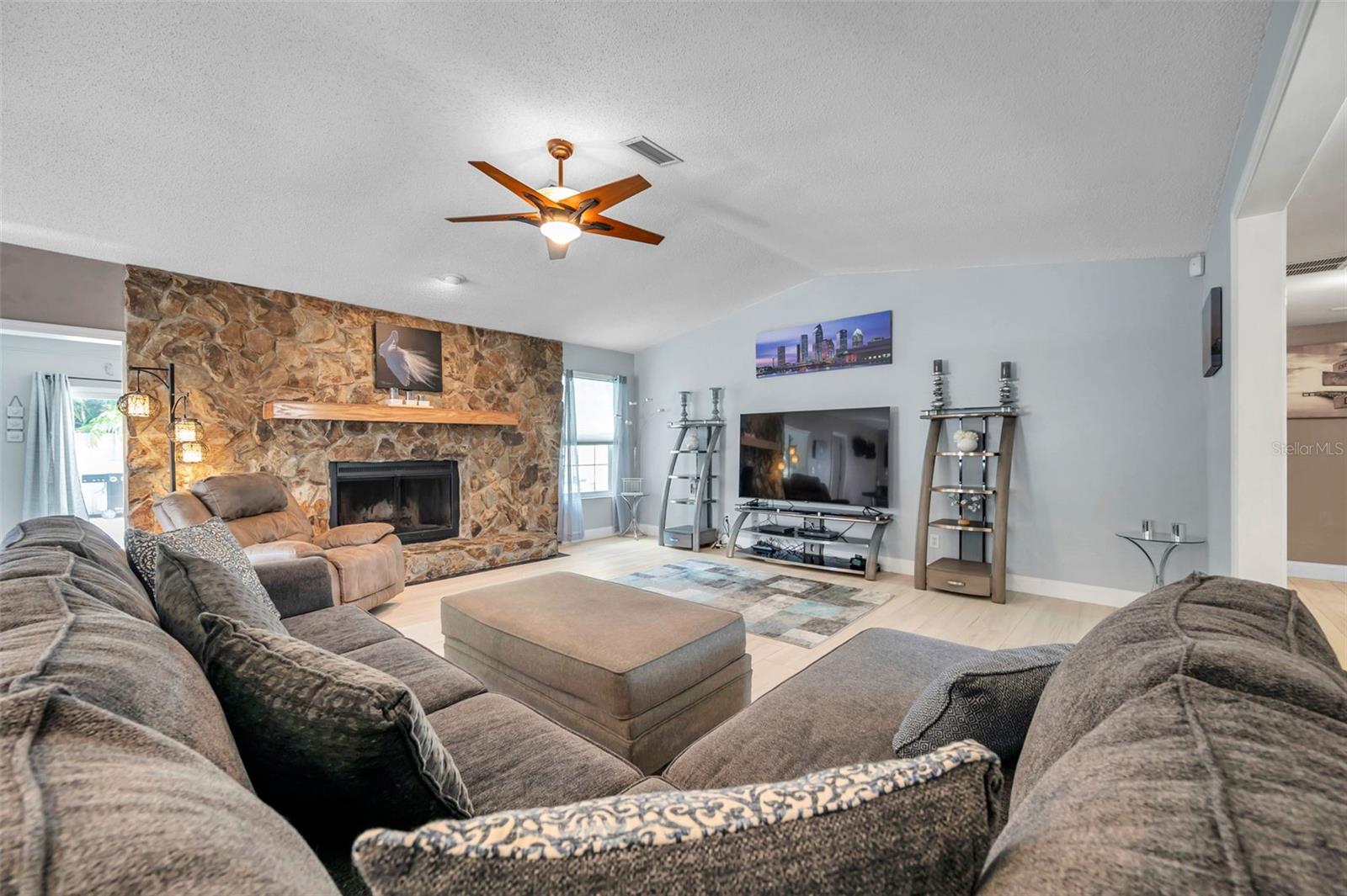 Listing photo id 19 for 11524 124th Terrace