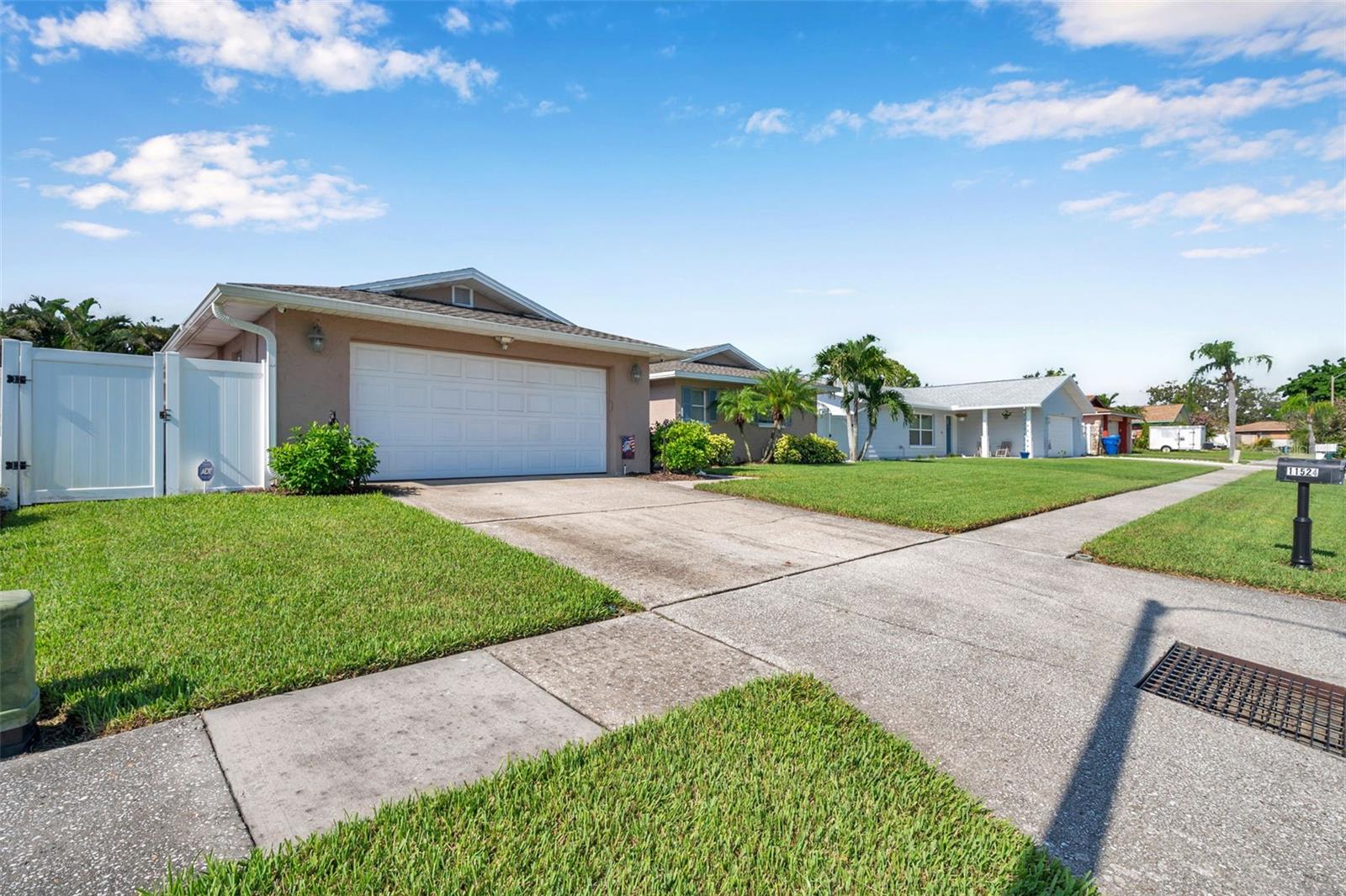 Listing photo id 4 for 11524 124th Terrace