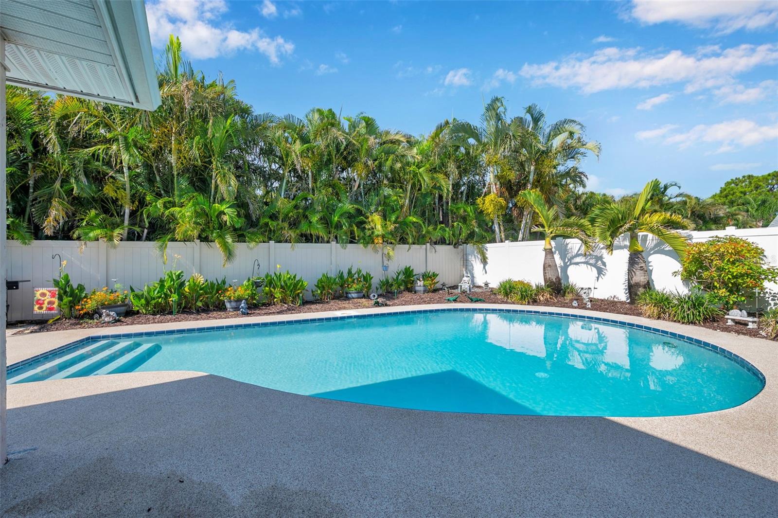 Listing photo id 5 for 11524 124th Terrace