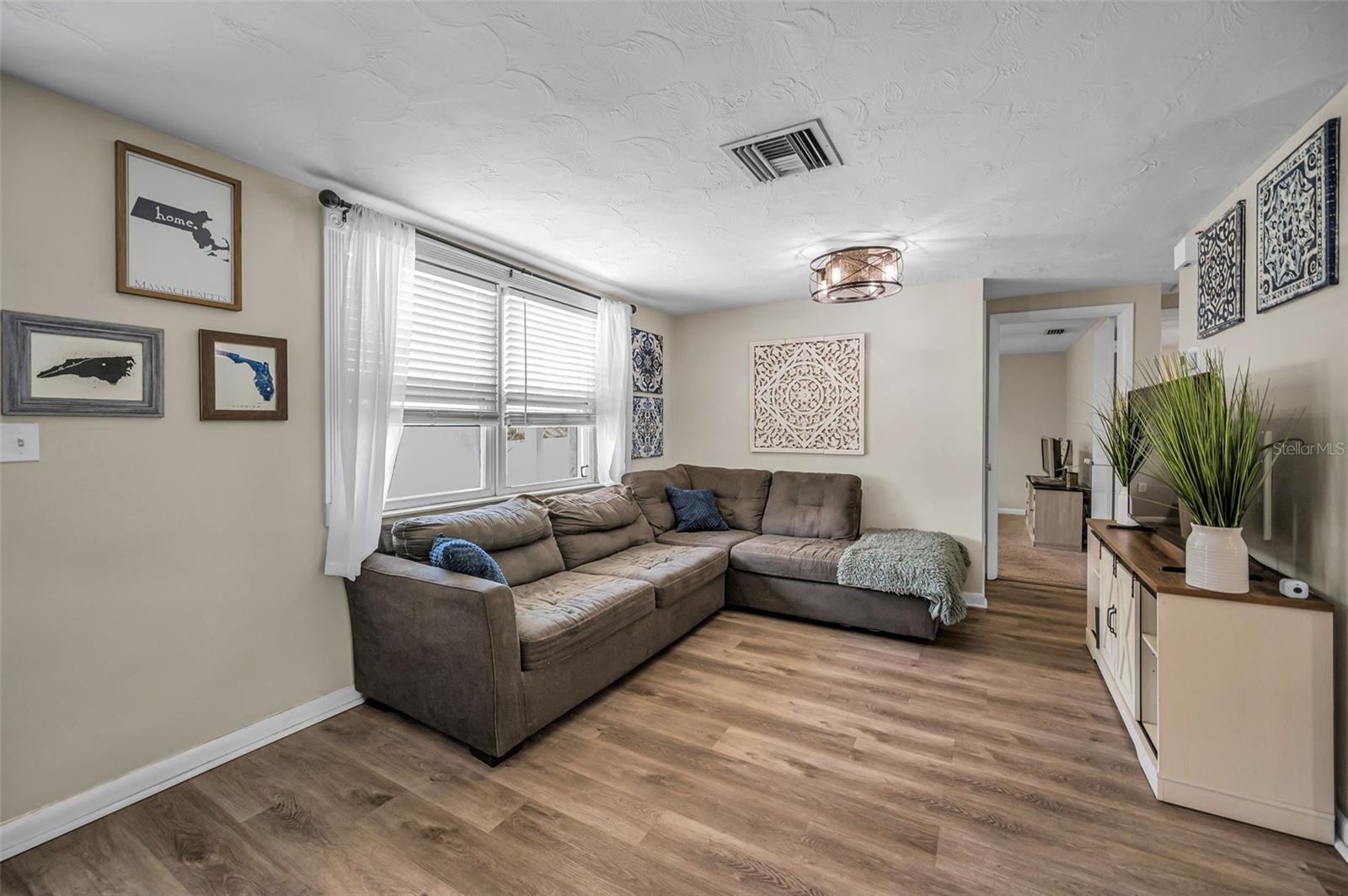 Listing photo id 8 for 6053 11th Avenue