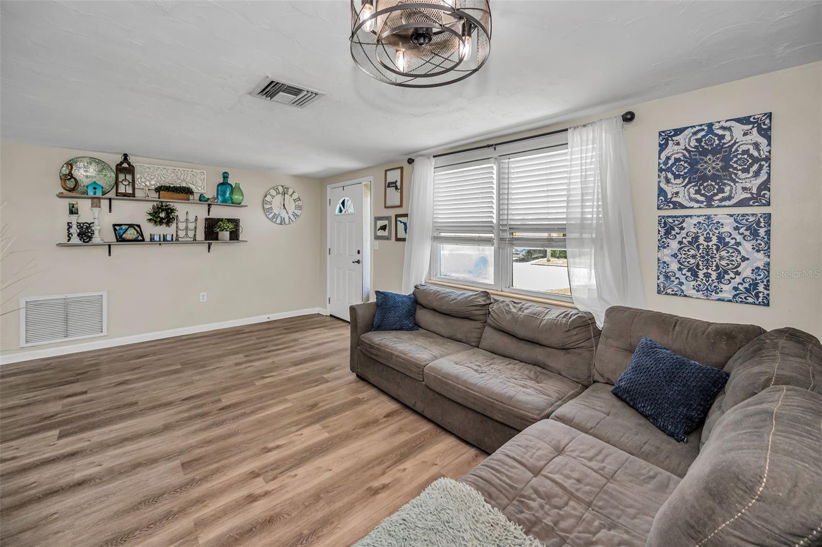 Listing photo id 9 for 6053 11th Avenue