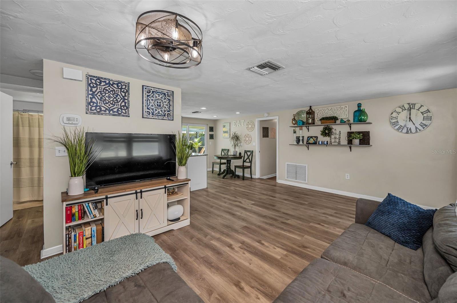 Listing photo id 10 for 6053 11th Avenue