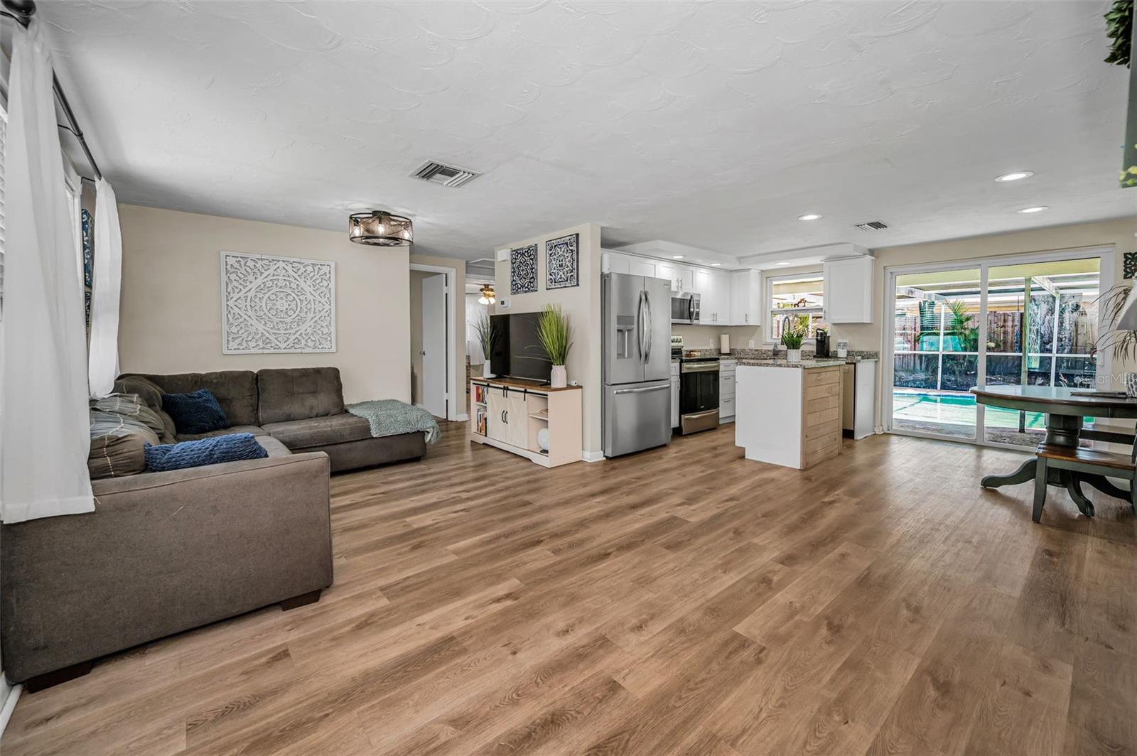Listing photo id 11 for 6053 11th Avenue