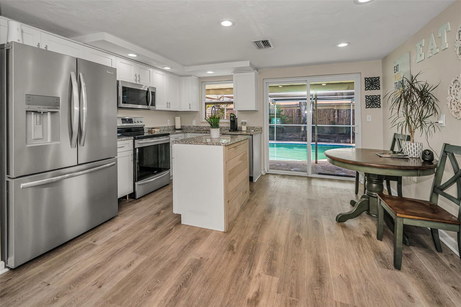 Listing photo id 12 for 6053 11th Avenue