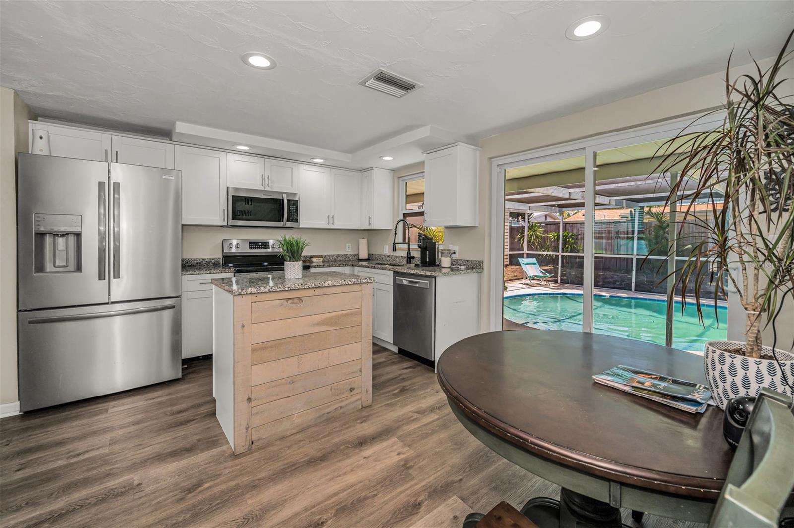 Listing photo id 13 for 6053 11th Avenue