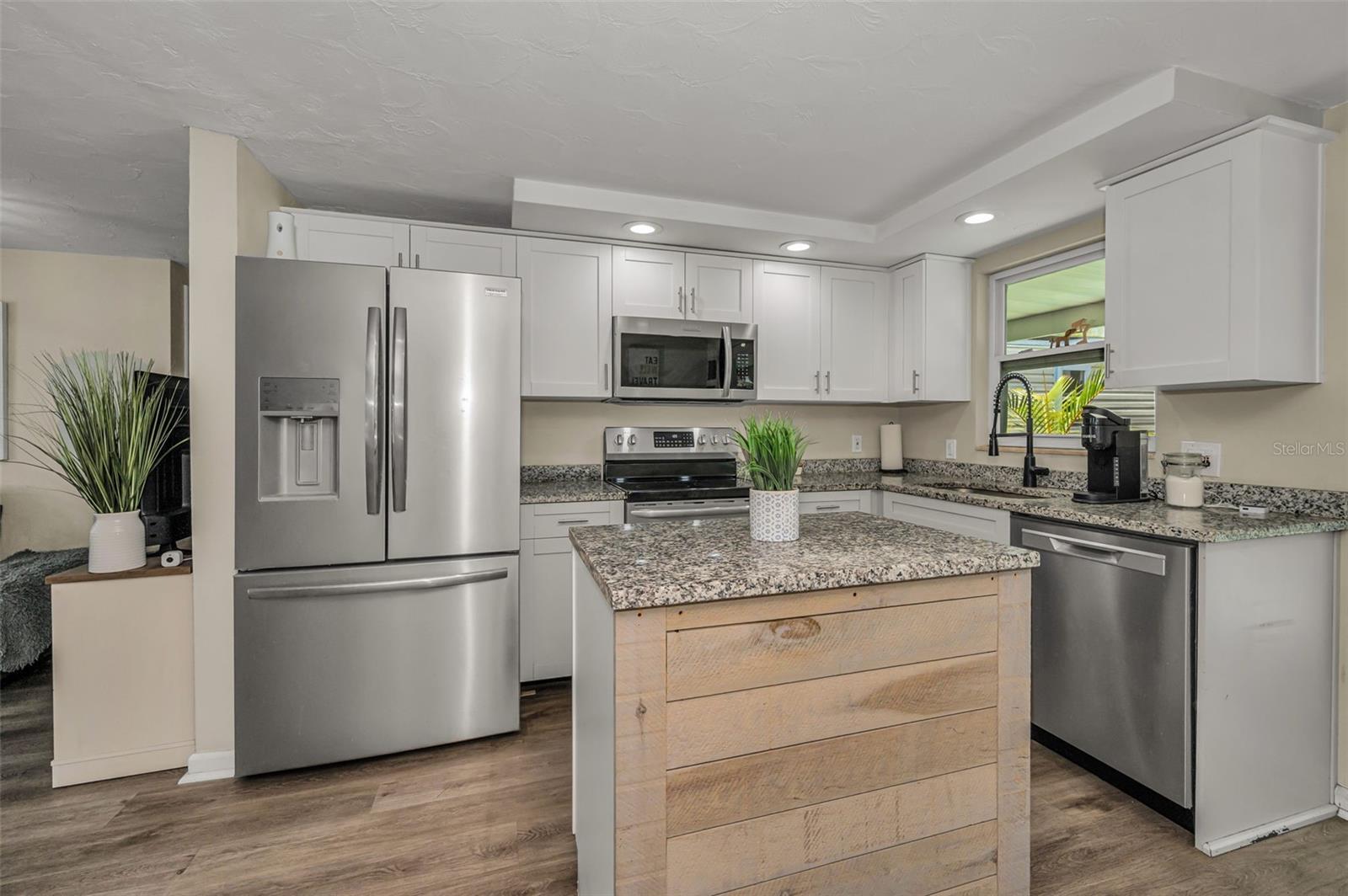 Listing photo id 14 for 6053 11th Avenue